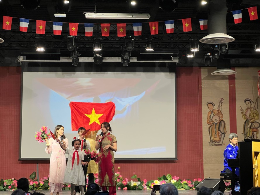 Các em bé thiếu nhi lớp Tiếng Việt về nguồn đóng góp nhiều tiết mục ca nhạc đặc sắc