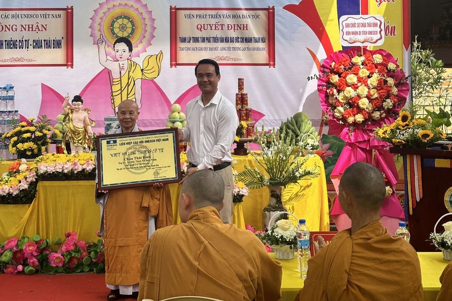 Ông Nguyễn Xuân Thiết, Phó Chủ tịch Liên hiệp các Hội UNESCO Việt Nam trao chứng nhận "Việt Nam linh thiêng cổ tự" cho chùa Thái Bình