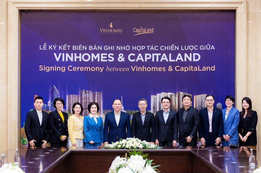 Lễ ký kết Biên bản ghi nhớ có sự hiện diện của ông Phạm Nhật Vượng - Chủ tịch Tập đoàn Vingroup, ông Jonathan Yap - Tổng Giám đốc CapitaLand Development (giữa), cùng các lãnh đạo hai bên