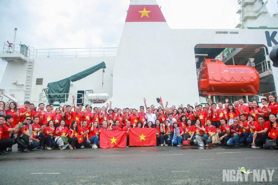 Hành trình của 100 nhà báo đến với Trường Sa