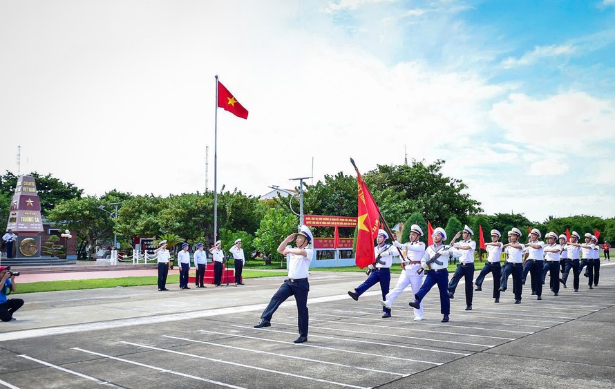 Hoành tráng và xúc động lễ chào cờ và duyệt đội ngũ trên đảo Trường Sa
