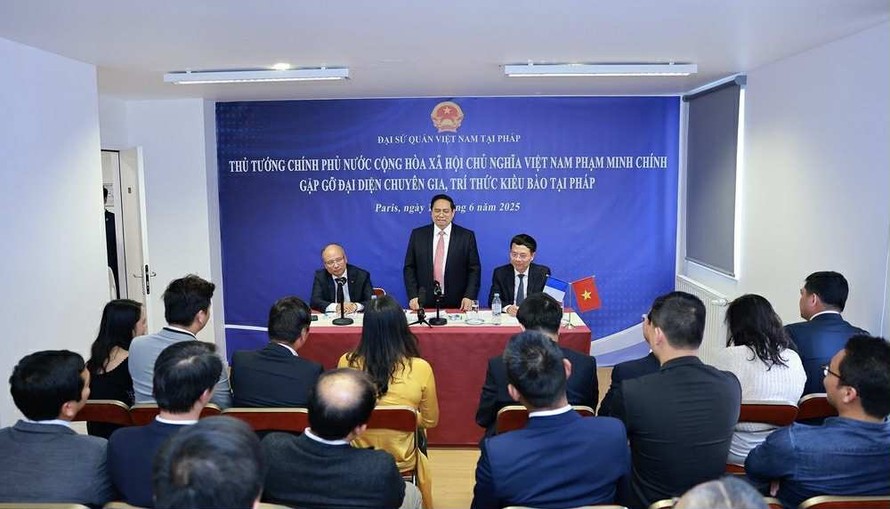 Thủ tướng Phạm Minh Chính gặp gỡ các chuyên gia, trí thức người Việt Nam đang sinh sống và làm việc tại Pháp.