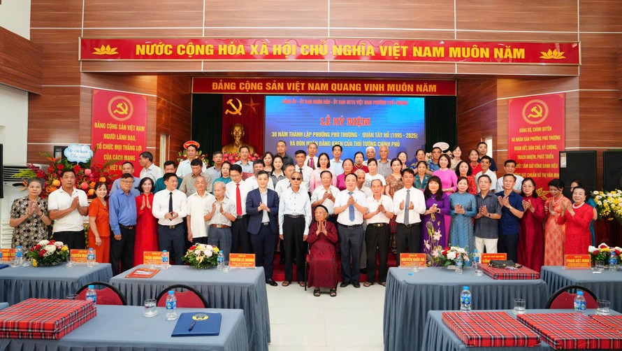 Các đại biểu chụp ảnh kỉ niệm tại Lễ kỉ niệm 30 năm thành lập phường Phú Thượng 