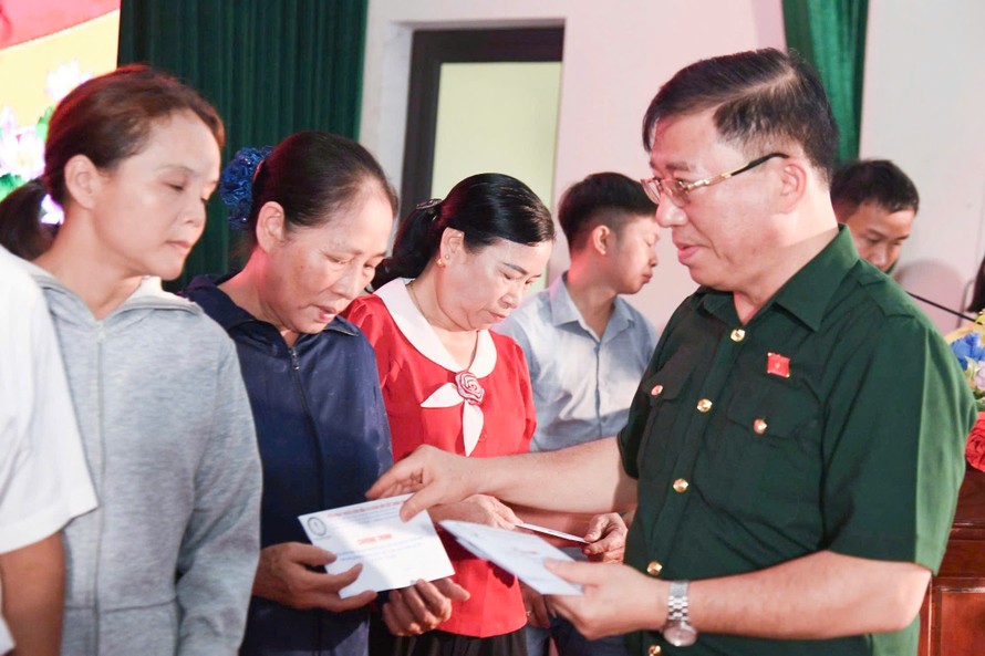 Đồng chí Nguyễn Tuấn Anh - Phó Chủ nhiệm Thường trực, Ủy ban Công tác Đại biểu Quốc hội, Đại biểu QH khóa XV trao quà cho các gia đình thương binh, liệt sĩ