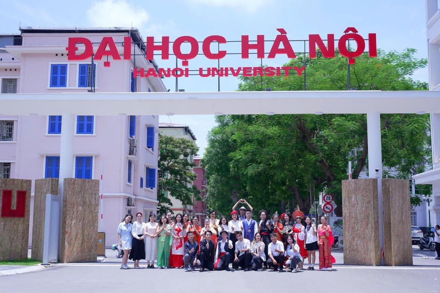 Cùng nhau “Viết tiếp câu chuyện hòa bình” bằng 13 ngôn ngữ 