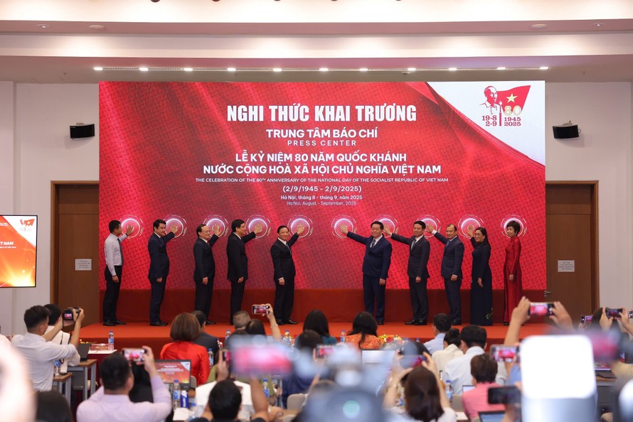 Các đại biểu thực hiện nghi thức khai trương Trung tâm Báo chí.