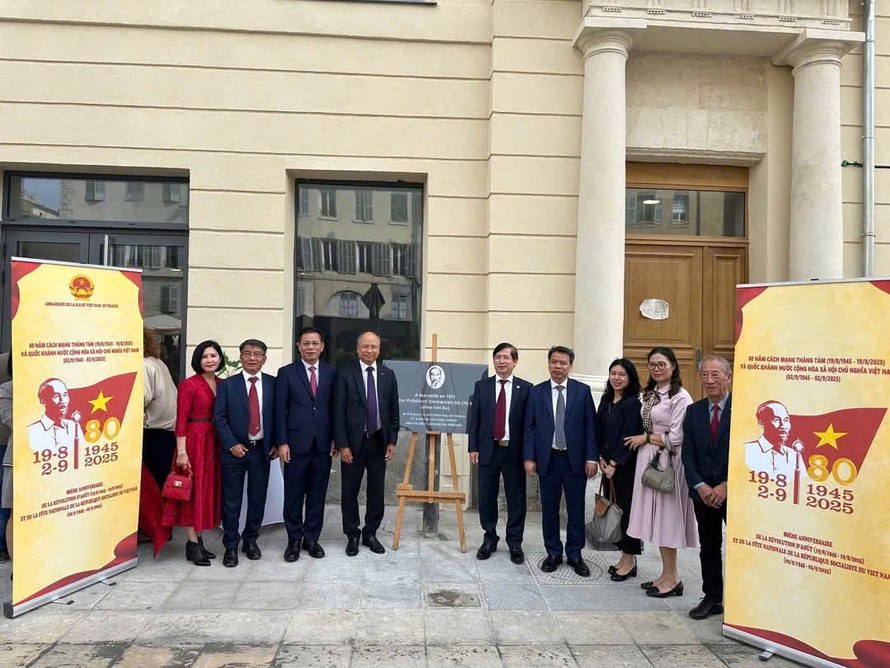 Lễ gắn lại biển tưởng niệm Chủ tịch Hồ Chí Minh diễn ra trang trọng và xúc động.