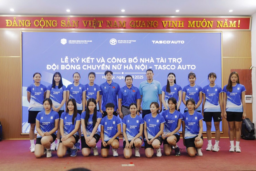 Đội ngũ huấn luyện viên và vận động viên của CLB Bóng chuyền nữ Hà Nội - Tasco Auto