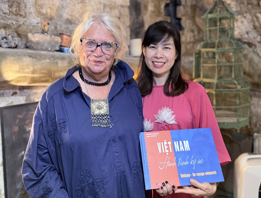 cuốn sách “Việt Nam – Hành trình ký ức” được Dominique thực hiện cùng với Tiến sĩ Hoàng Thị Hồng Hà 