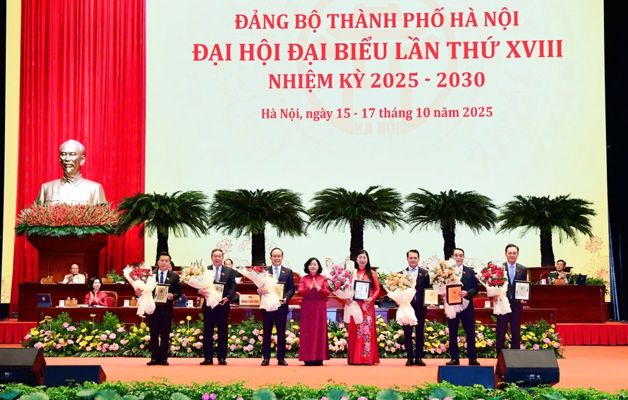 Bí thư Thành uỷ Hà Nội Bùi Thị Minh Hoài tặng hoa các đồng chí Ủy viên Ban Chấp hành khoá XVII không tái cử vào Ban Chấp hành Đảng bộ thành phố khóa XVIII
