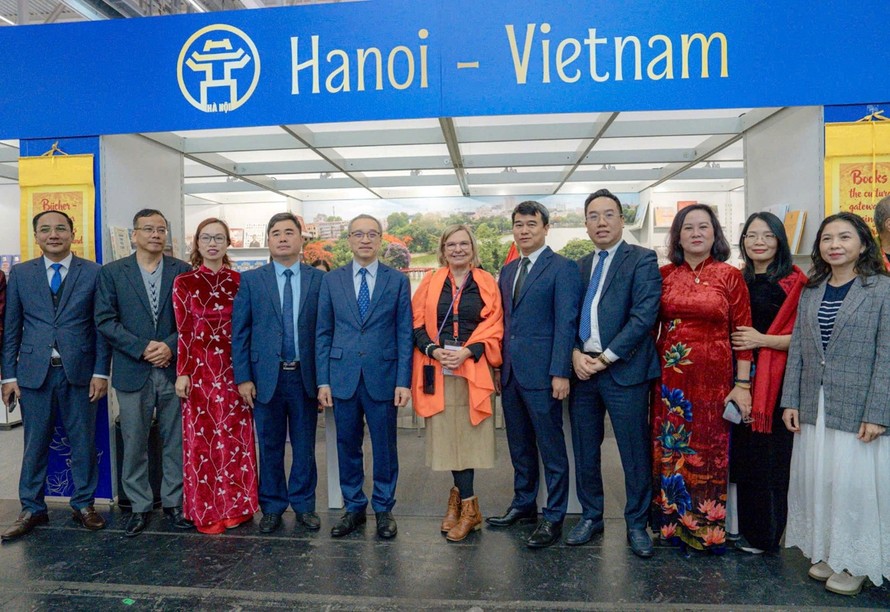 Các đại biểu tham dự Lễ khai mạc Không gian sách Việt Nam tại Hội sách quốc tế Frankfurt 2025 (Ảnh: Sở VH&TT Hà Nội)