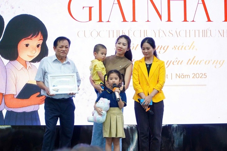 Bé Quỳnh Anh nhận giải nhất cuộc thi Kể chuyện sách thiếu nhi đợt 1 - Ảnh: BTC