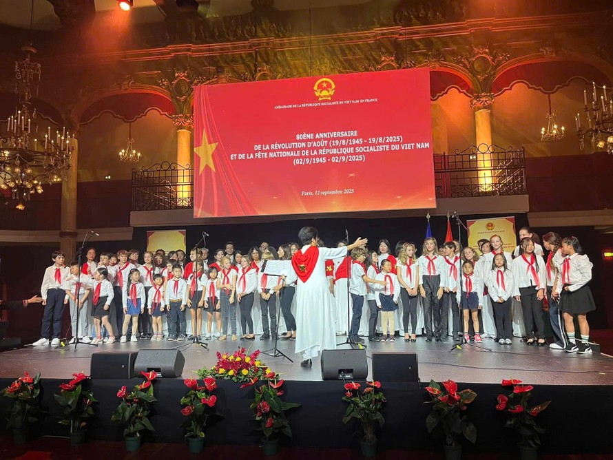 Các em nhỏ Pháp Việt hát bài “Việt Nam quê hương tôi" trong dip kỷ niệm 80 năm Quốc khánh Việt Nam tại Pháp