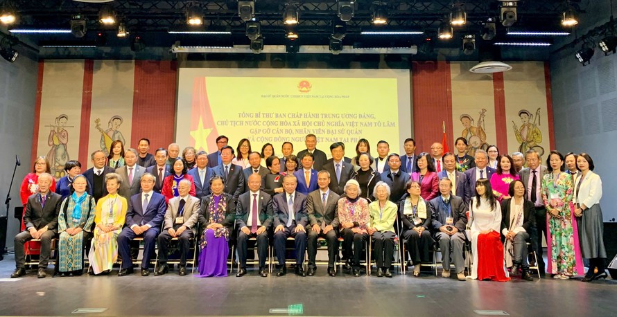 Tổng Bí thư Tô Lâm chụp ảnh chung với đại diện cộng đồng người Việt Nam tại Pháp và các nước châu Âu tháng 10/2024