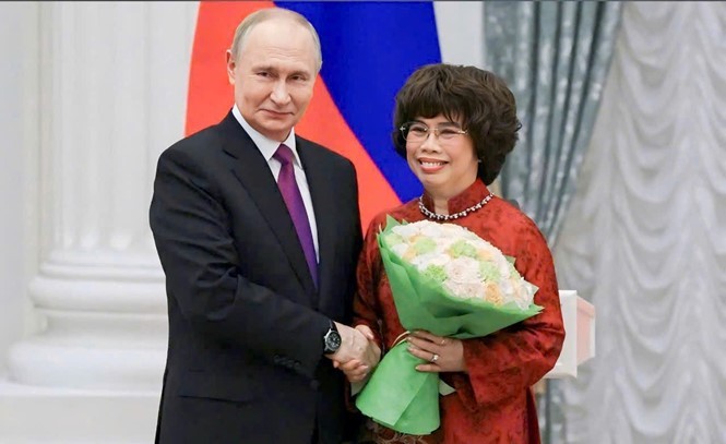 Tổng thống Vladimir Putin trực tiếp trao tặng Huân chương Hữu nghị của Nhà nước Liên bang Nga tới Anh hùng Lao động Thái Hương