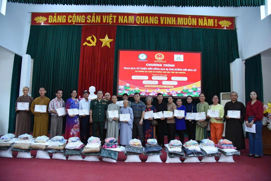 Những phần quà ý nghĩa đã đến tay bà con vùng lũ Thái Nguyên