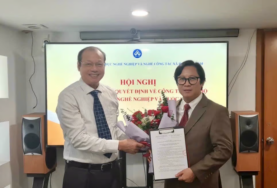 Nhà báo Lê Anh Đạt nhận Quyết định bổ nhiệm làm Tổng Biên tập Tạp chí Nghề nghiệp và Cuộc sống