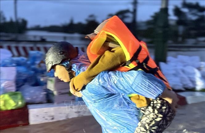 Chính quyền địa phương cùng các lực lượng căng mình sơ tán dân và cứu nạn