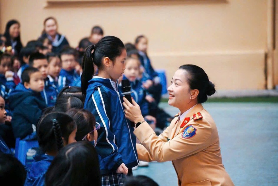 Nữ chiến sĩ CSGT Thủ đô truyền cảm hứng về an toàn giao thông cho học sinh Nguyễn Siêu