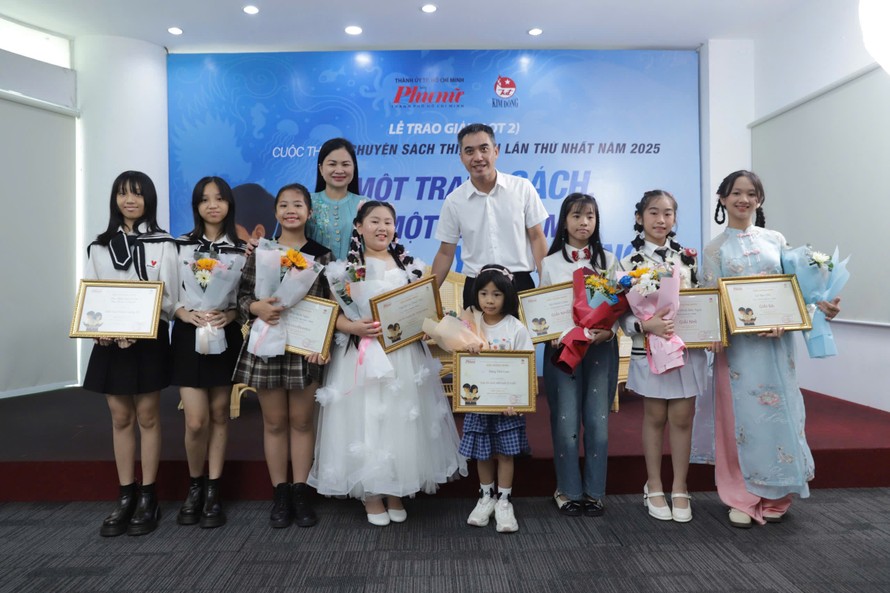 Các thí sinh đạt giải cùng nhau ghi lại khoảnh khắc đáng nhớ