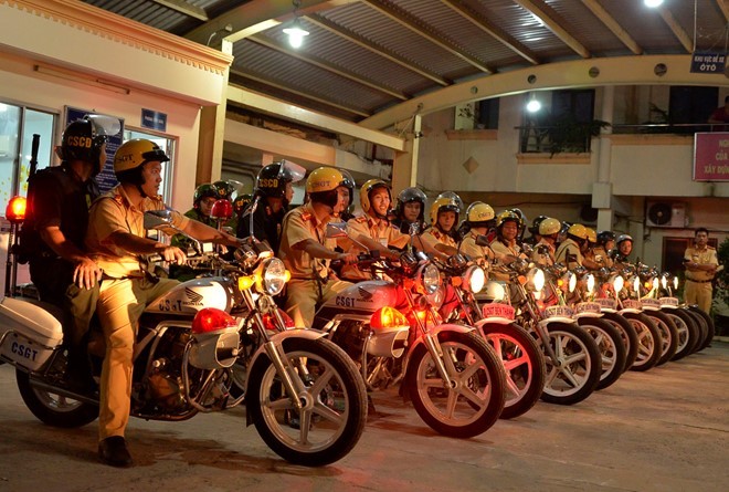 CSGT ra quân chặn bắt quái xế vào tối 18/11. 