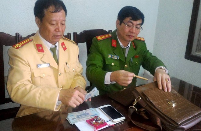CTúi đồ chứa nhiều tài sản giá trị được CSGT Bỉm Sơn nhặt được. Ảnh: N.D.