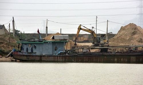 Theo ghi nhận của địa phương, bình thường, mỗi ngày có 20-25 tàu hút cát sỏi thường xuyên hoạt động trên sông Cầu. 