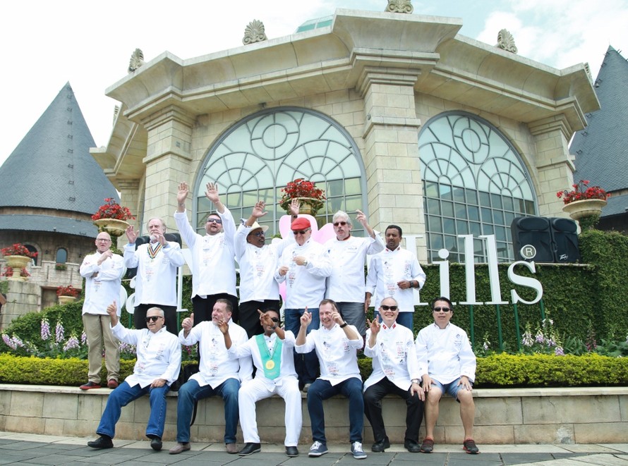 Đầu bếp Bà Nà Hills 'trổ tài' với 12 đầu bếp quốc tế