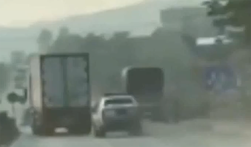 Tài xế container chèn ép xe CSGT gần 20 km trên quốc lộ