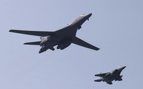 Oanh tạc cơ hạt nhân B-1B Lancer Mỹ trên bầu trời Hàn Quốc. 