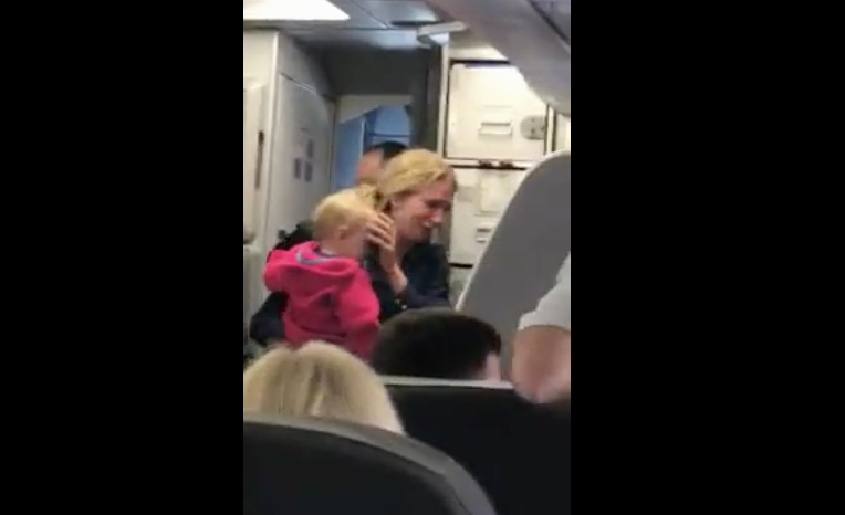 Hãng hàng không Mỹ đình chỉ nhân viên vì đánh khách nữ bế con nhỏ