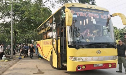Xe khách 17B-001.46 của nhà xe Trường Kỳ đổ khách gần bến Nước Ngầm đã bỏ chạy khi bị kiểm tra.