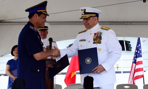 Trung tướng Nguyễn Quang Đạm, Tư lệnh Cảnh sát biển Việt Nam (trái), bắt tay Chuẩn Đô đốc Michael J. Haycock, trợ lý tham mưu trưởng về quân dụng và cán bộ chuyên trách quân dụng Tuần duyên Mỹ trong lễ bàn giao.