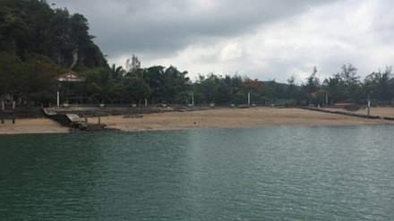 Đảo Bánh Sữa bị chiếm dụng và xây dựng nhiều công trình kiên cố. (Ảnh Hoàng Dương)