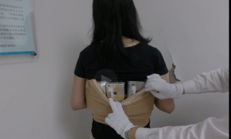 Bó hơn 100 iPhone vào người để qua mặt hải quan