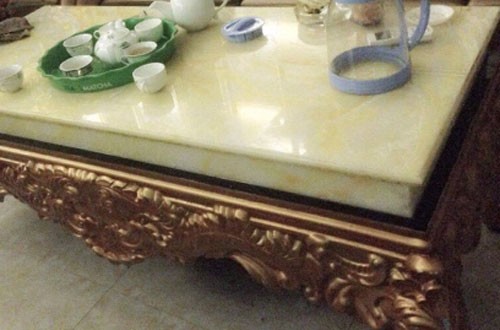 Chiếc bàn đá vẫn được sử dụng sau khi chị Trang bị điều tra tội Cố ý làm hư hỏng tài sản.