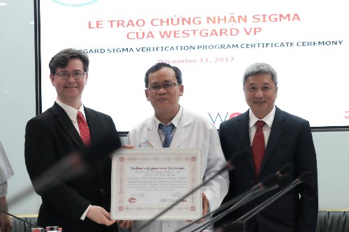 Bác sĩ Bệnh viện Chợ Rẫy được trao chứng nhận xét nghiệm Six Sigma. Ảnh: Lê Phương.