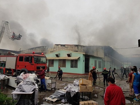 Vụ cháy xảy ra tại nhà máy may Vina Korea (Ảnh: Vietnamnet)