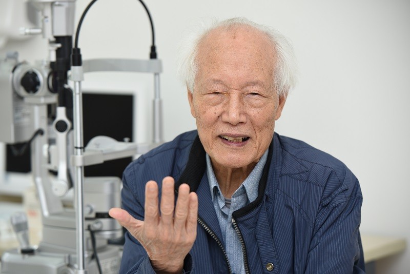 Ông Lê San vui mừng vì đã có thể nhìn rõ hơn nhiều sau khi được ghép giác mạc.