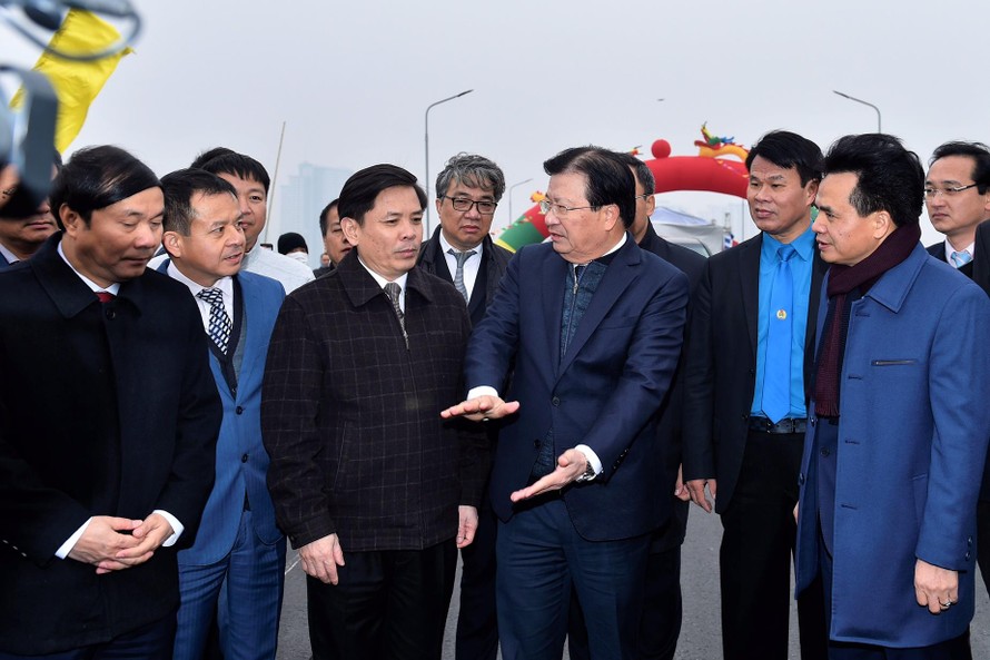 Phó Thủ tướng Trịnh Đình Dũng yêu cầu các đơn vị triển khai phương án kiểm soát tải trọng xe qua cầu để đảm bảo an toàn và tuổi thọ công trình. Ảnh: VGP/Nhật Bắc