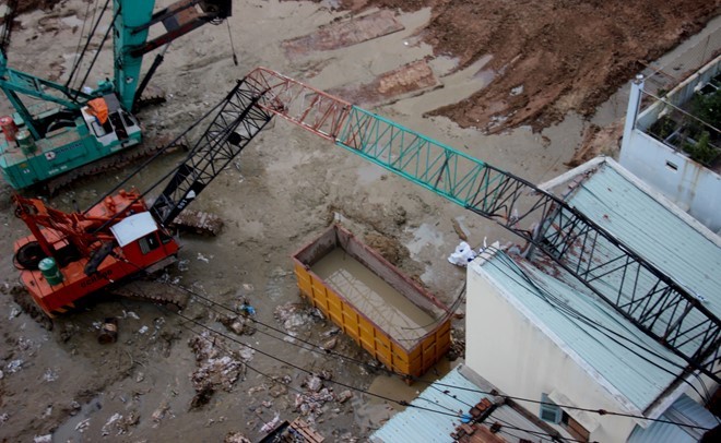 Cần cẩu công trình dự án FLC Sea Tower Quy Nhơn gãy gập đổ sập xuống nhà ông Kiệt. 