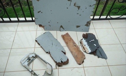 Các mảnh vỡ mà Blaine Gibson tìm thấy. Ảnh: CNN