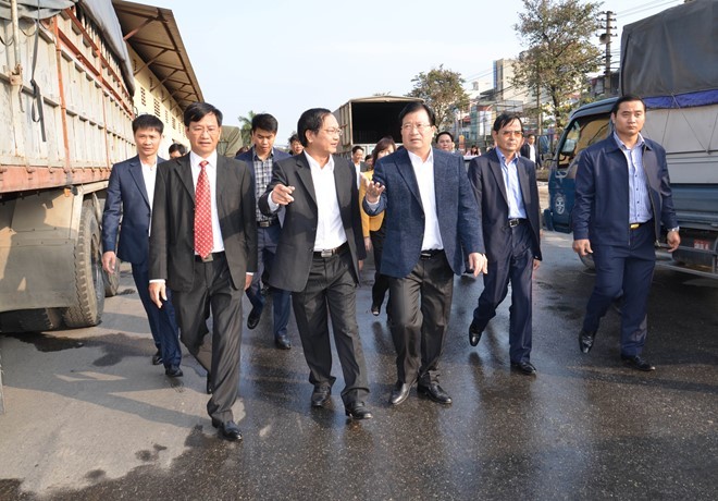 Phó thủ tướng Trịnh Đình thị sát khu điều độ chạy tàu, nhà ga Giáp Bát. 