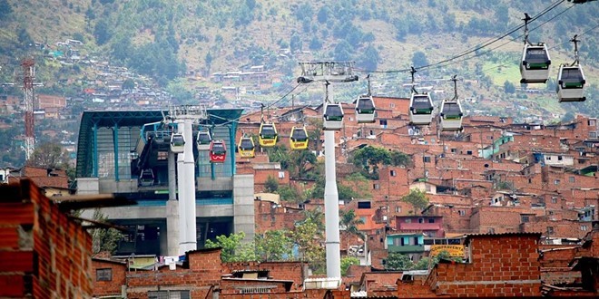 Hệ thống cáp treo Caracas Metrocable ở Venezuela, kết nối khu dân cư với mạng lưới tàu điện ngầm của thành phố. Ảnh: Architonic. 