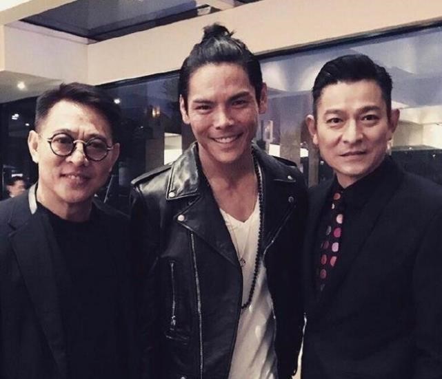 Lý Liên Kiệt trẻ trung hơn trong tấm ảnh chụp cùng Hướng Tả, Lưu Đức Hoa. Ảnh: Sina.