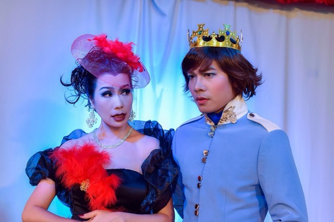 Trịnh Kim Chi đảm nhận nhiều vai trò trong vở kịch. 