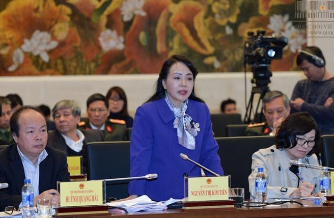 Bà Nguyễn Thị Kim Tiến, Bộ trưởng Y tế phát biểu tại phiên họp. Ảnh: Quochoi.vn