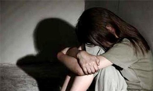 Bé gái 7 tuổi bị hàng xóm xâm hại ngoài bờ ruộng