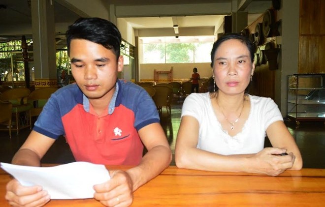 Vợ chồng anh Hiếu trình bày việc con trai bị tử vong. 