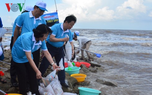 Phó Chủ tịch nước tham gia hoạt động thả giống, tái tạo nguồn lợi thủy sản